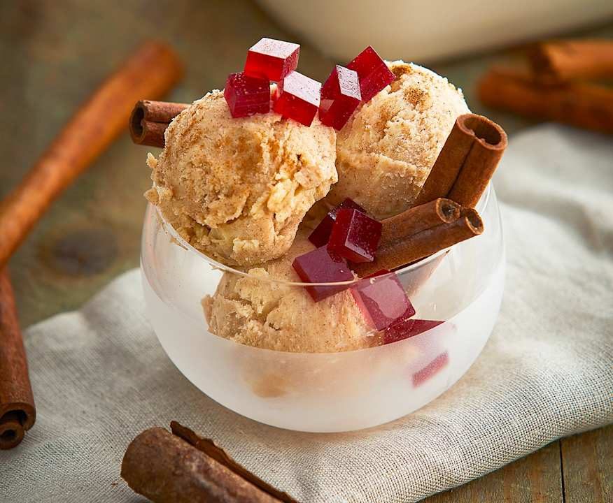 Gelato alla cannella con gelèe al vino rosso Protein