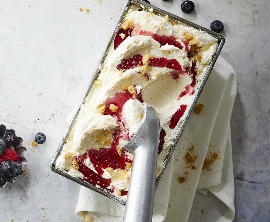 Gelato allo yogurt con sciroppo di frutti rossi e crumble croccante Low Carb