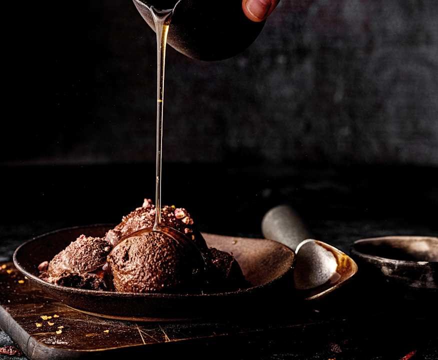 Gelato cioccolato e peperoncino con sciroppo al whiskey