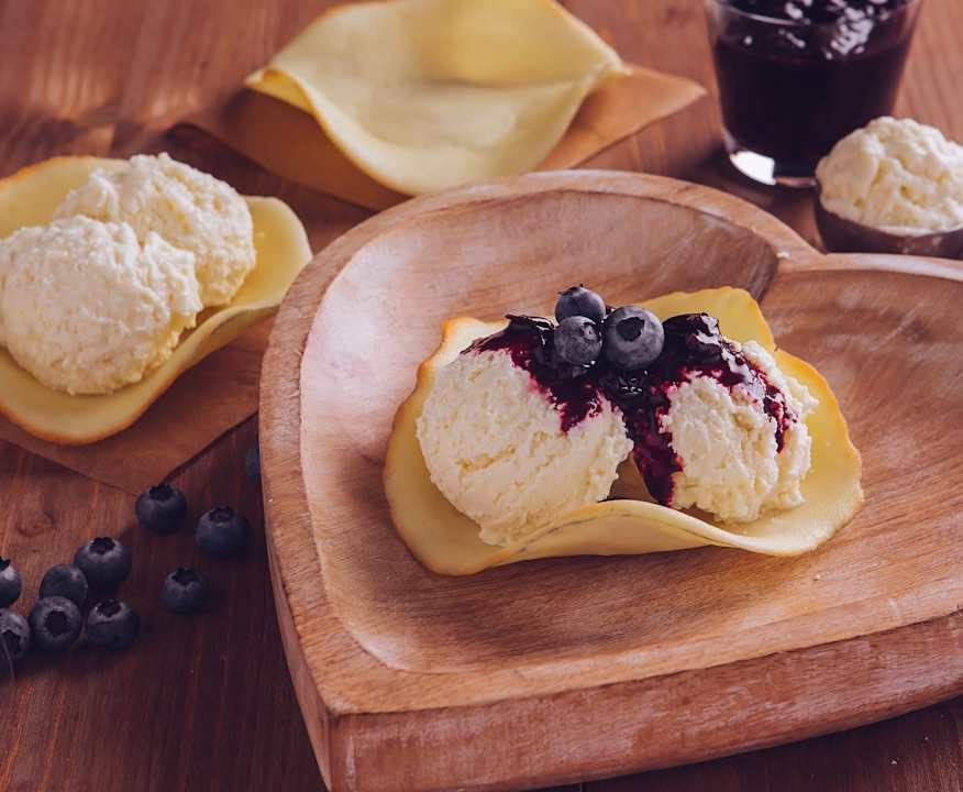 Gelato in cialda con mirtilli caldi Low Fat