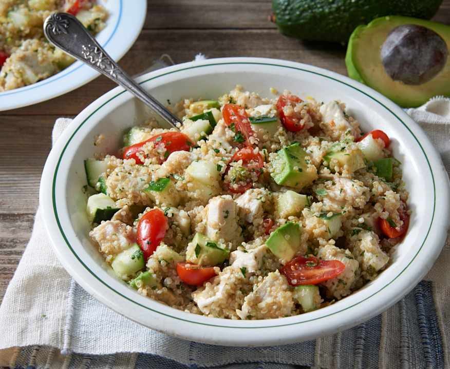 Insalata con quinoa, pollo e avocado