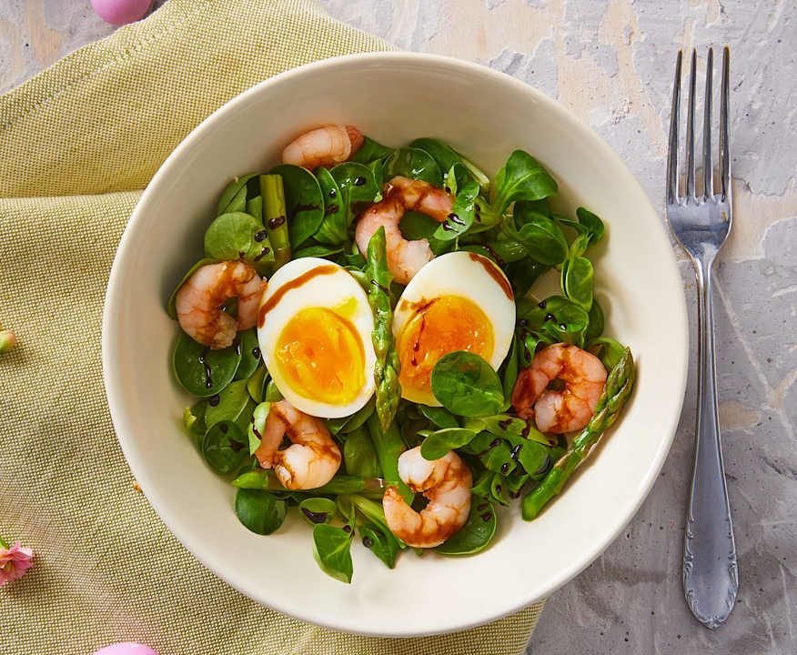Insalata con valeriana, asparagi, uova barzotte e mazzancolle Low Carb