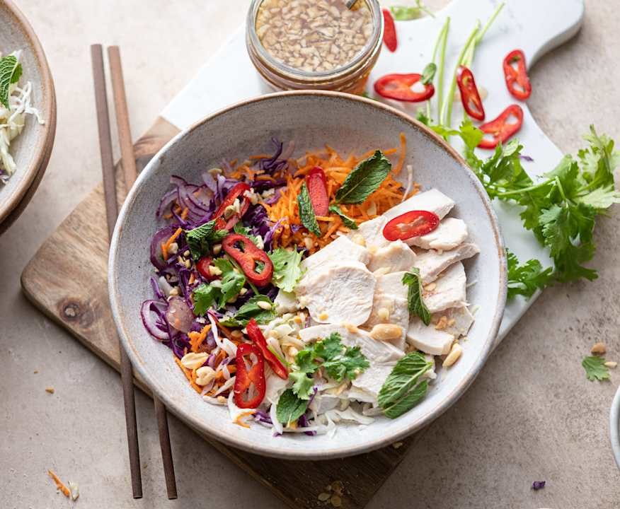 Insalata di cavolo cappuccio, carote e pollo alla Vietnamita Low Carb