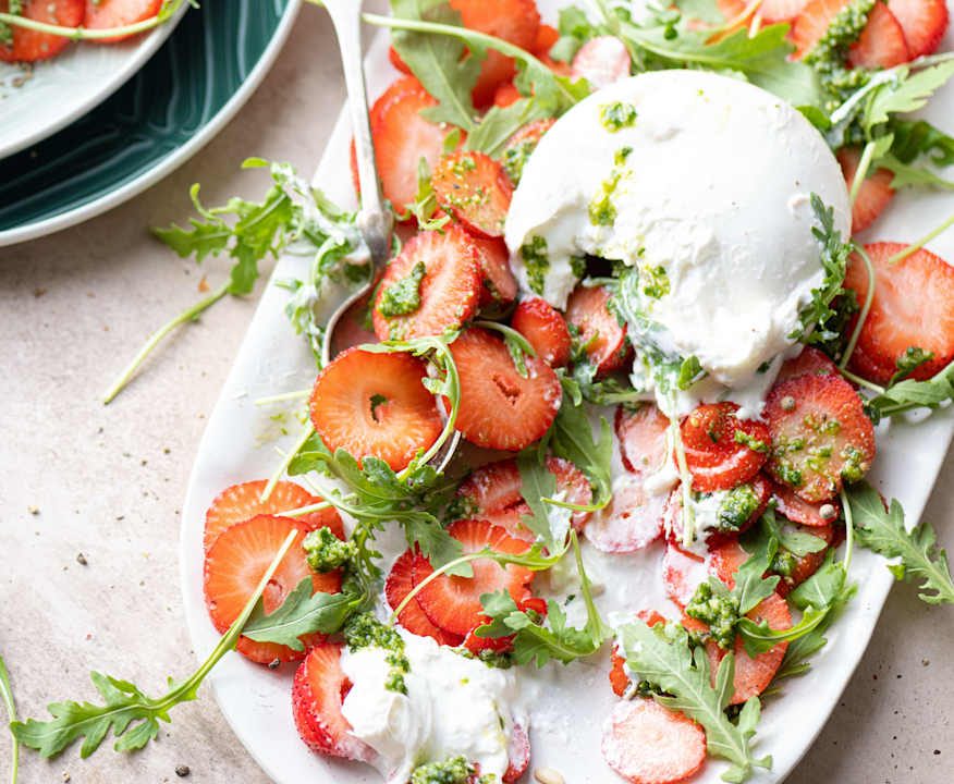 Insalata di fragole e burrata con pesto di basilico