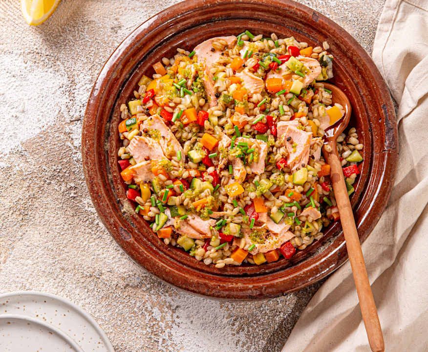 Insalata di orzo con verdure e salmone Protein