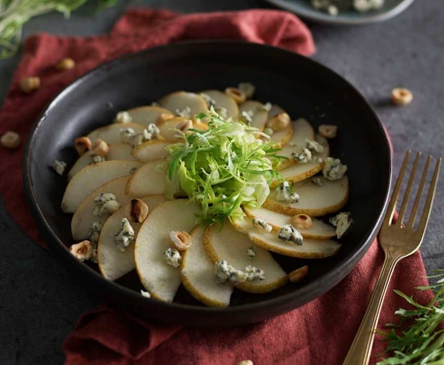 Insalata di pere e formaggio erborinato con nocciole