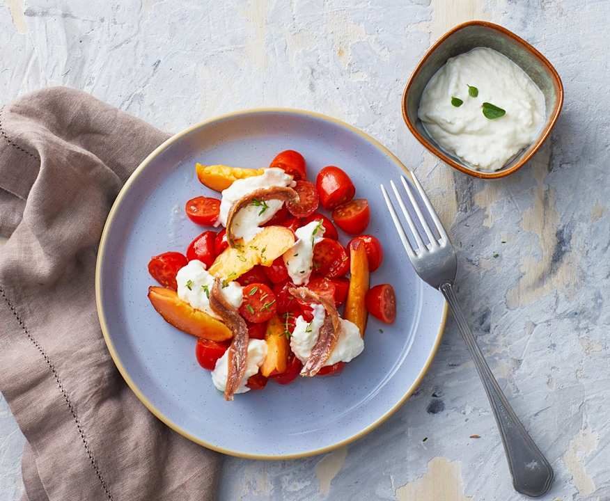 Insalata di pomodorini e pesche con crema di burrata e acciughe Low Carb