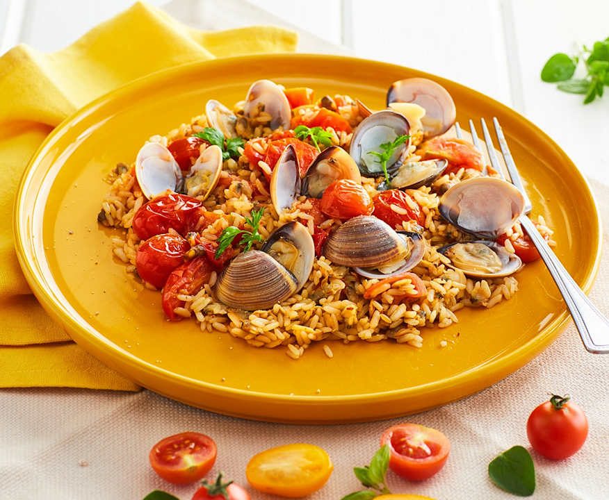 Insalata di riso integrale con vongole e pomodorini