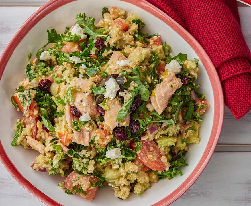 Insalata di salmone, quinoa, feta e verdure miste