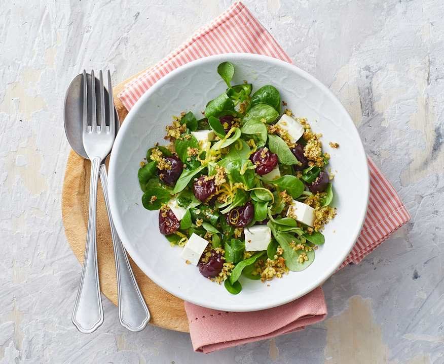 Insalata Feta, ciliegie e gremolada alle mandorle