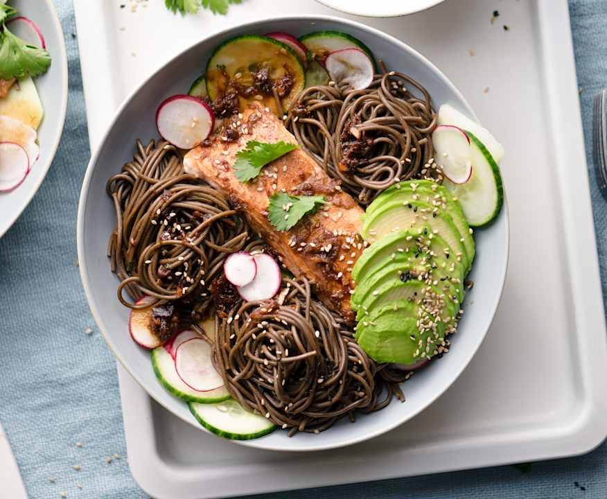 Insalata fredda con soba noodles e salmone Protein