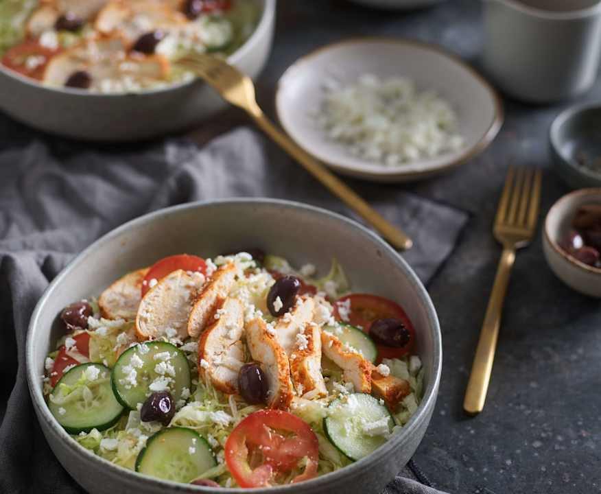 Insalata greca con pollo marinato al vapore