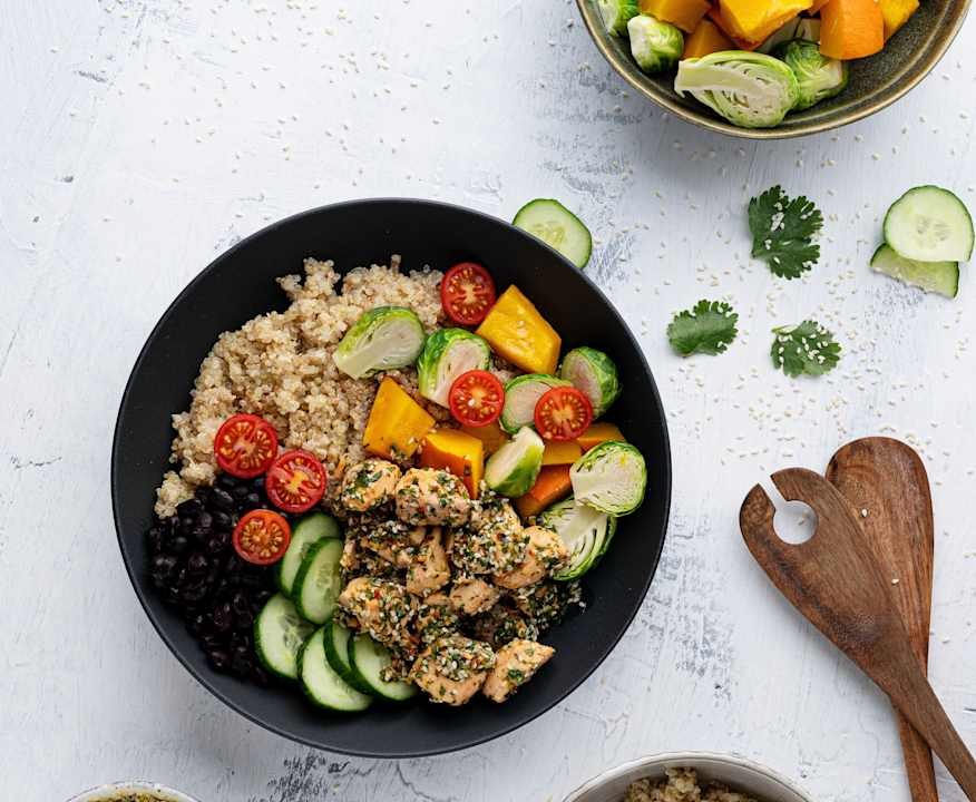 Insalata tiepida di quinoa, salmone e fagioli neri Low Carb
