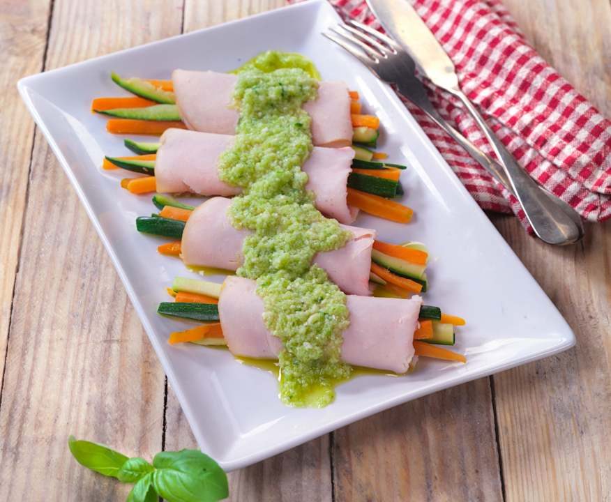 Involtini di tacchino con verdure e salsa al sedano