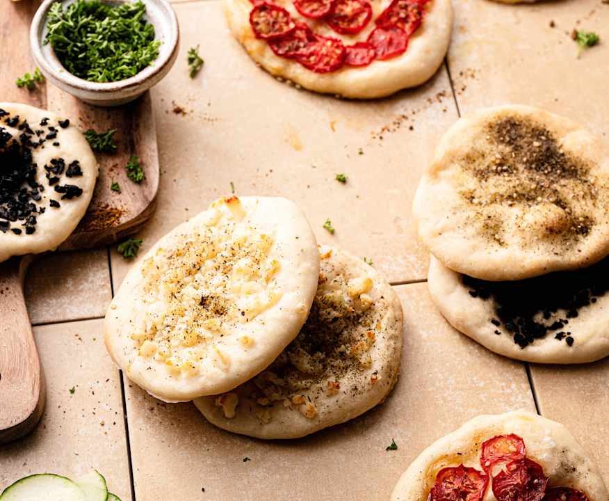Manakish (pane za'atar) con creme e salse Protein