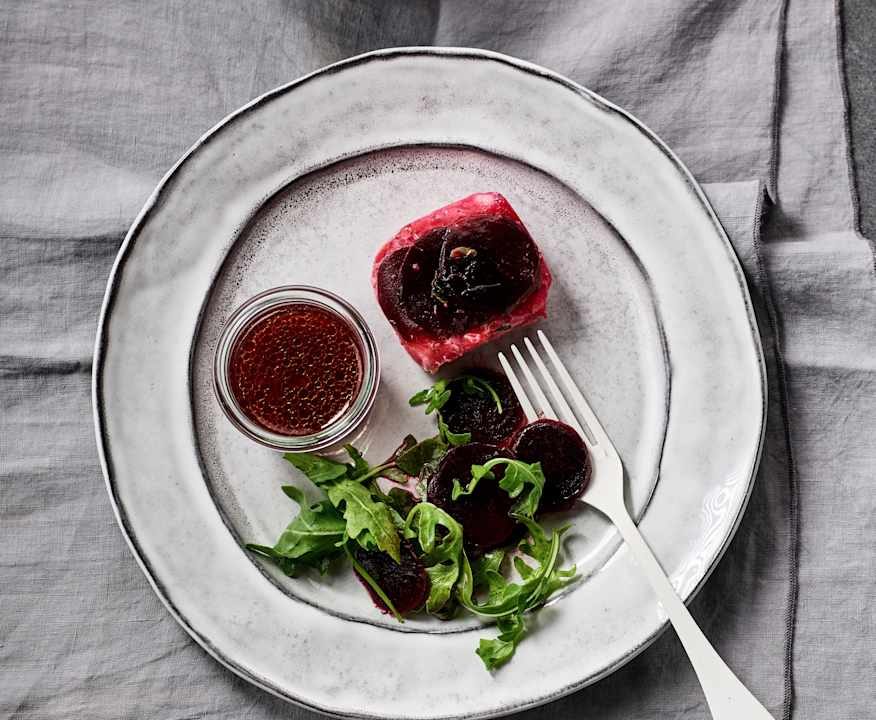 Medaglioni di nasello sottovuoto con barbabietole marinate e rucola Low Carb