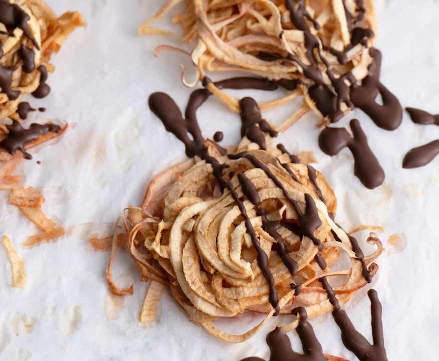 Mele essiccate con salsa al cioccolato Low Carb