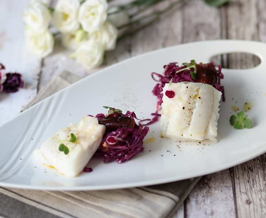 Merluzzo al vapore con cavolo viola, nespole e datteri ( )