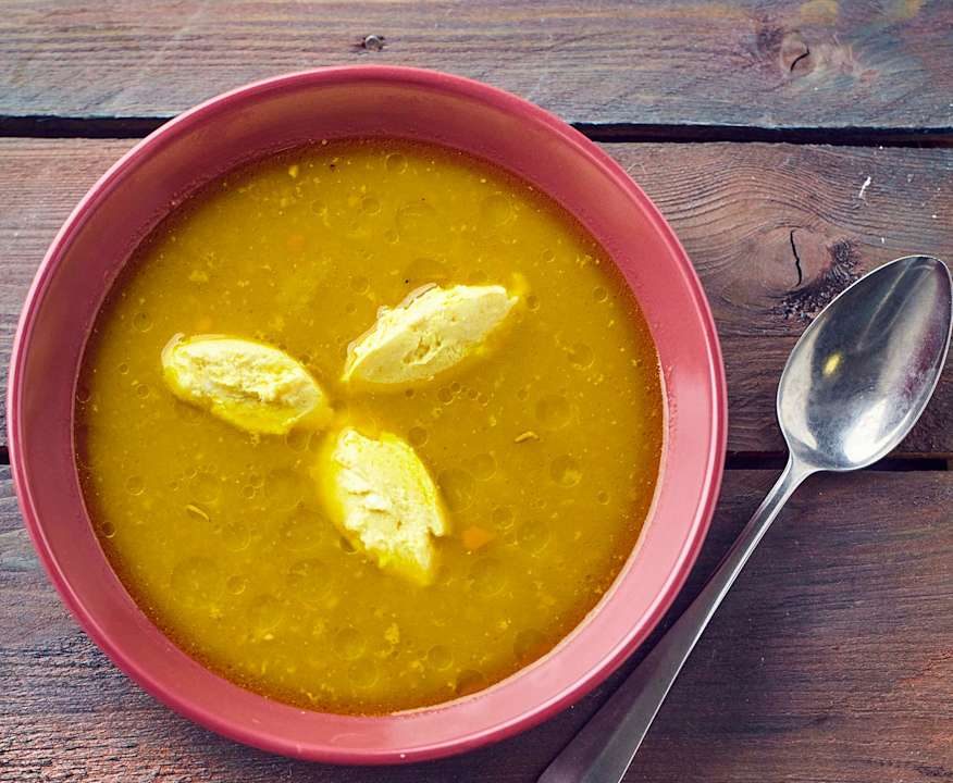 Minestra di piselli spezzati a Cottura Lenta con quenelle di caprino Low Fat