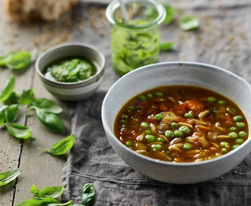 Minestra saporita di pasta e verdure Low Carb