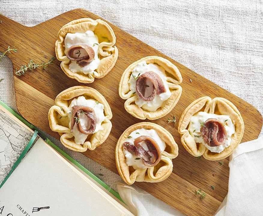 Mini crostatine salate con burrata e acciughe Protein