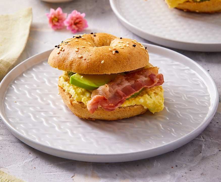 Minibagel ai cereali con crema di uova, bacon e avocado Low Fat