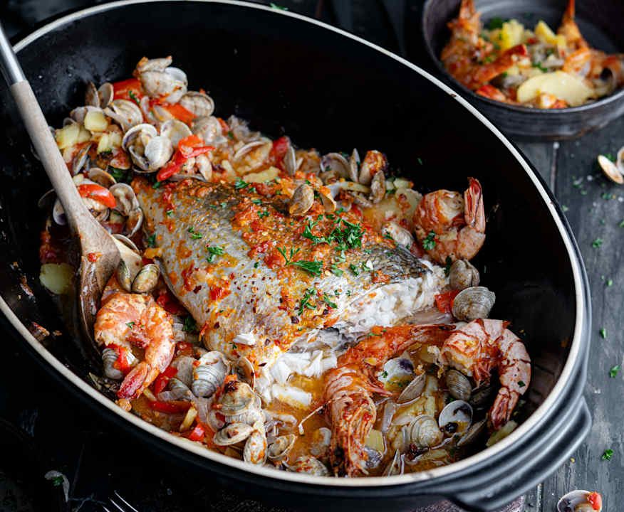 Orata al forno con vongole e gamberi