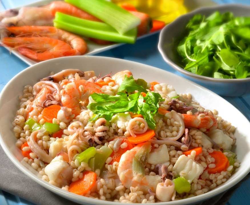 Orzo e pesce in insalata