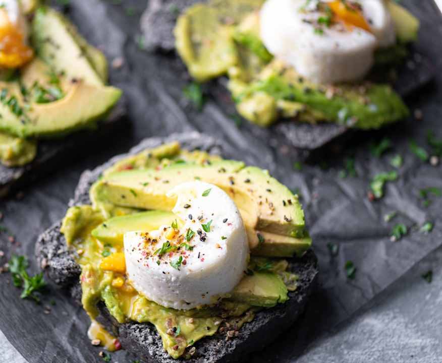 Pane ai semi, con avocado e uova in camicia Protein