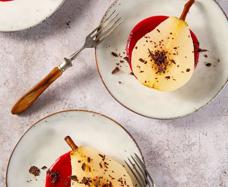 Pere al vapore con salsa di lamponi e cioccolato fondente