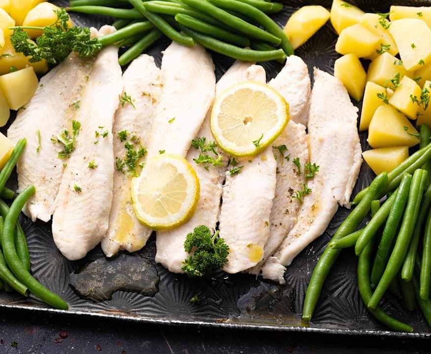 Pesce al limone con patate e verdure al prezzemolo Low Carb