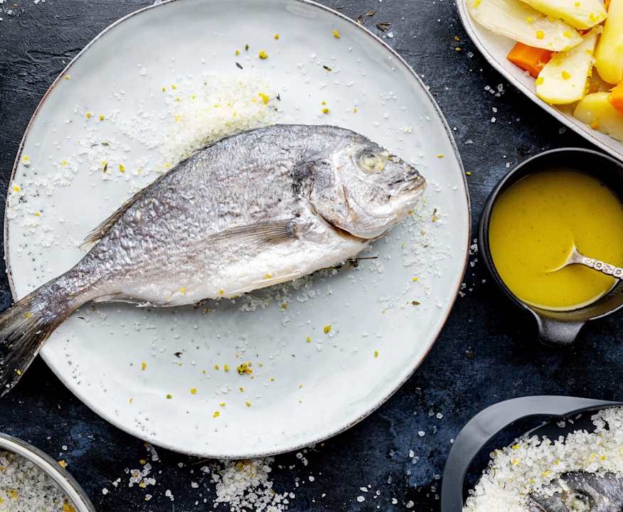 Pesce al sale con verdure e dressing all'arancia Low Carb