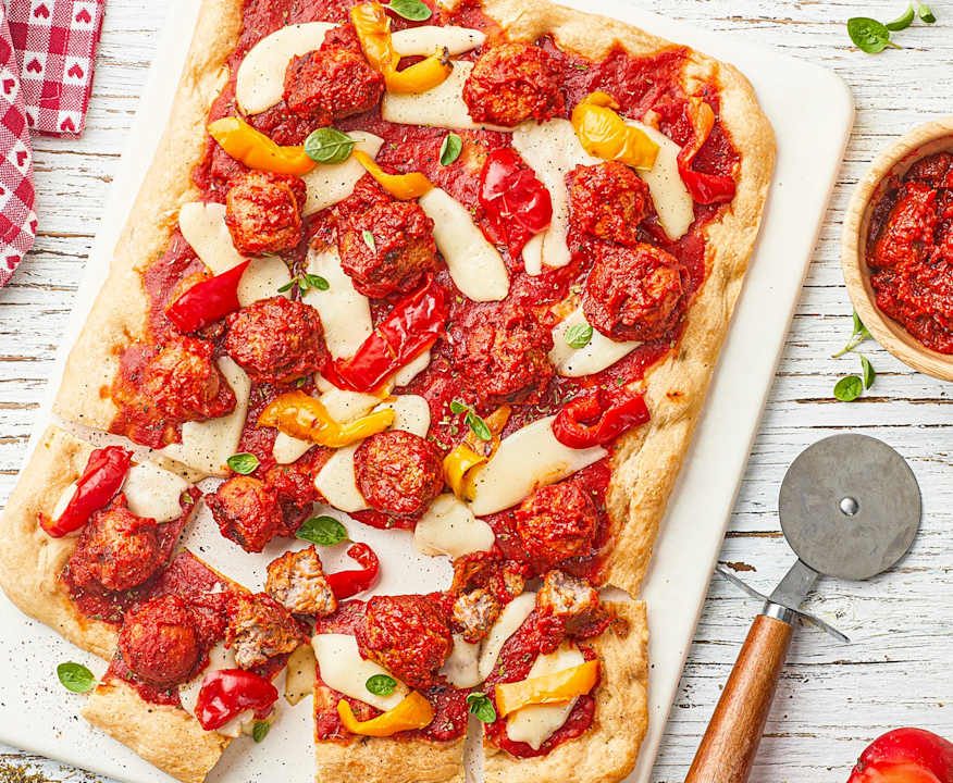 Pizza con polpette in salsa piccante, scamorza e peperoni Protein