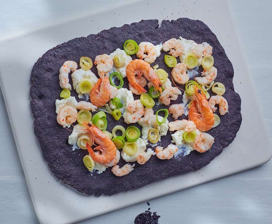 Pizza Gourmet nera con porri, stracchino e gamberetti Low Fat