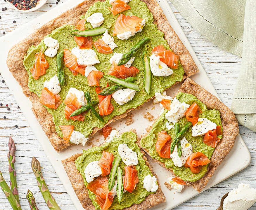 Pizza integrale con crema di asparagi, mascarpone e salmone affumicato Protein
