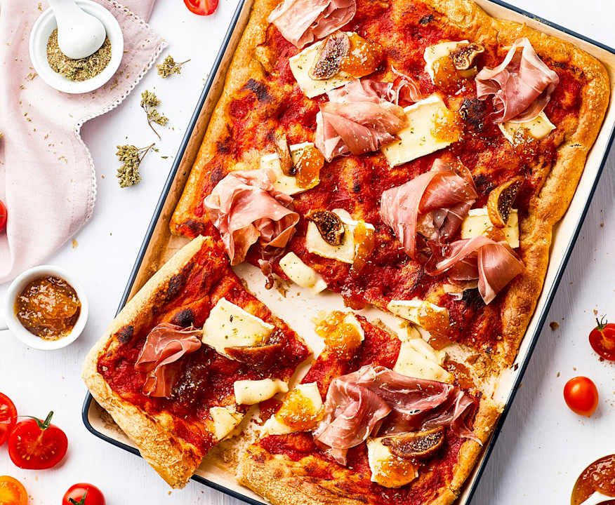 Pizza multicereali con Brie, prosciutto crudo e confettura di fichi Protein