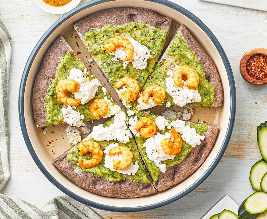 Pizza nera con crema di zucchine, gamberi e fiocchi di latte Low Fat