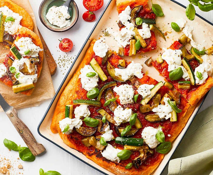 Pizza rossa con burrata, melanzane e zucchine insaporite Protein