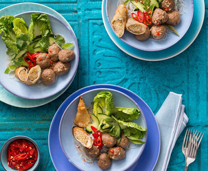 Polpettine di manzo vietnamite con noodles piccanti