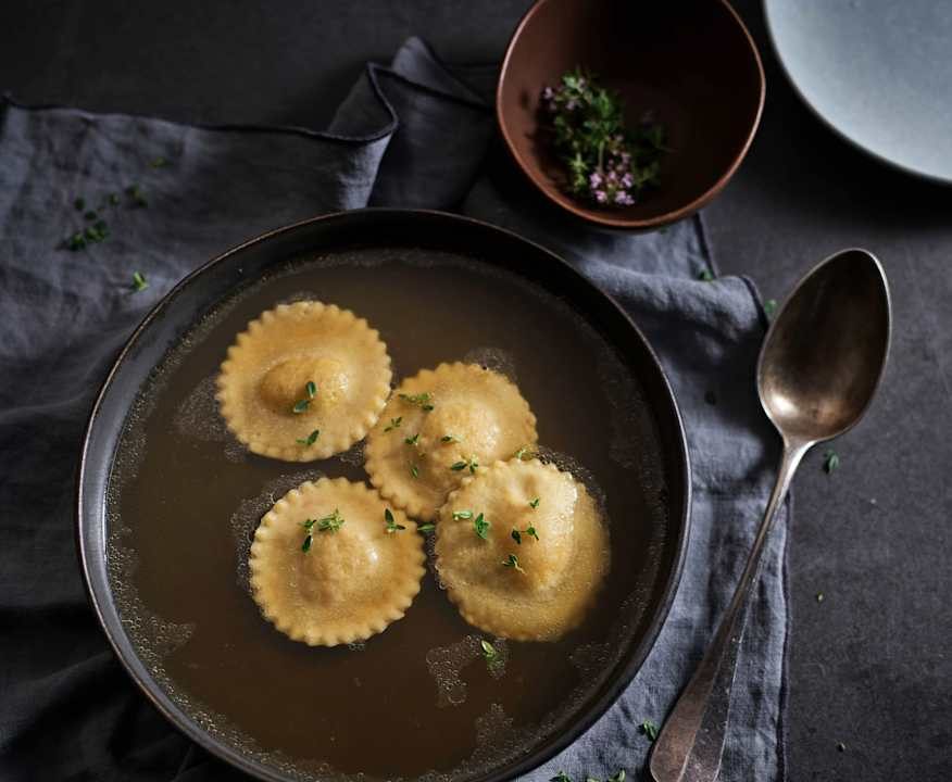 Ravioli di zucca e timo in brodo di agnello Protein