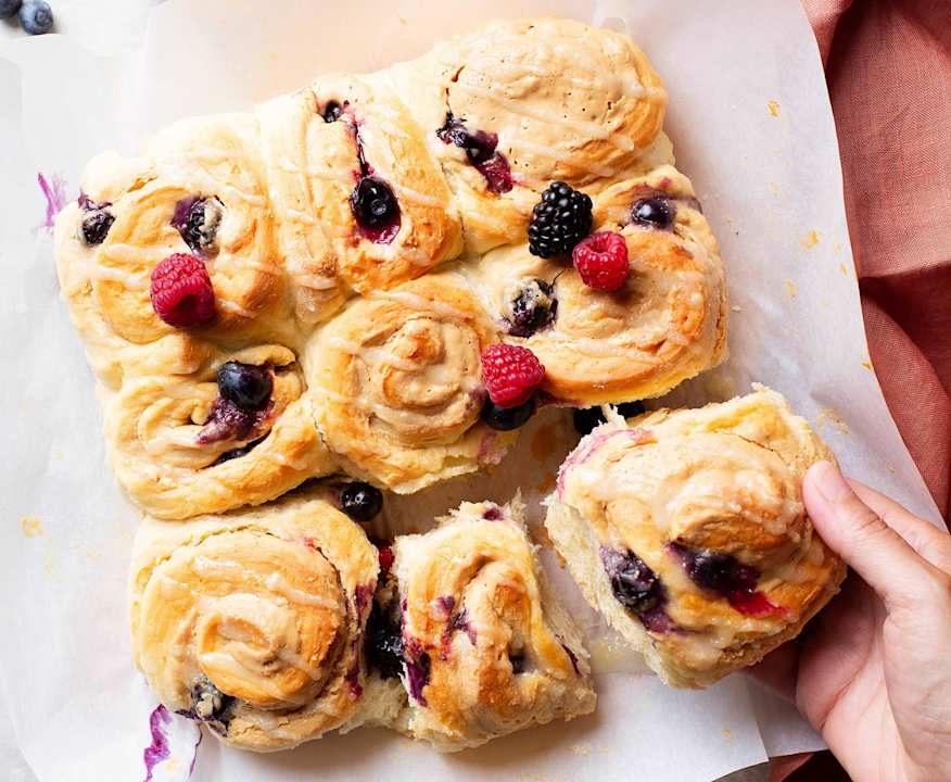 Rolls al burro glassati con burro di arachidi e frutti di bosco Low Fat