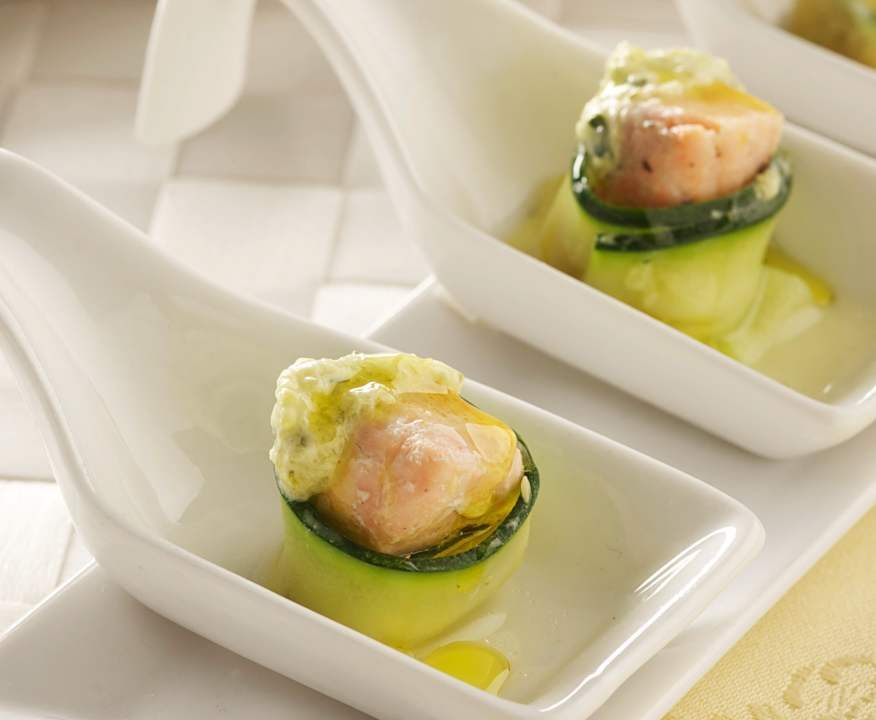 Rotolini di zucchine e salmone con salsa al curry Low Carb