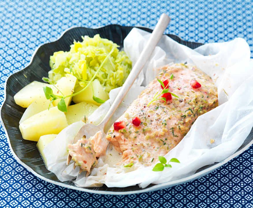 Salmone al cartoccio con salsa al melograno, fonduta di porri e patate al vapore Low Carb