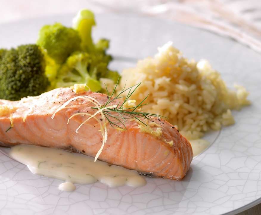 Salmone al vapore con broccoli, riso e salsa all'aneto Low Fat