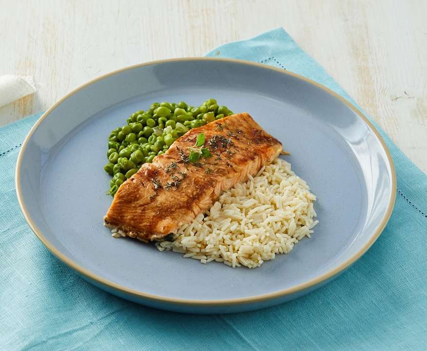 Salmone al vapore con piselli e riso