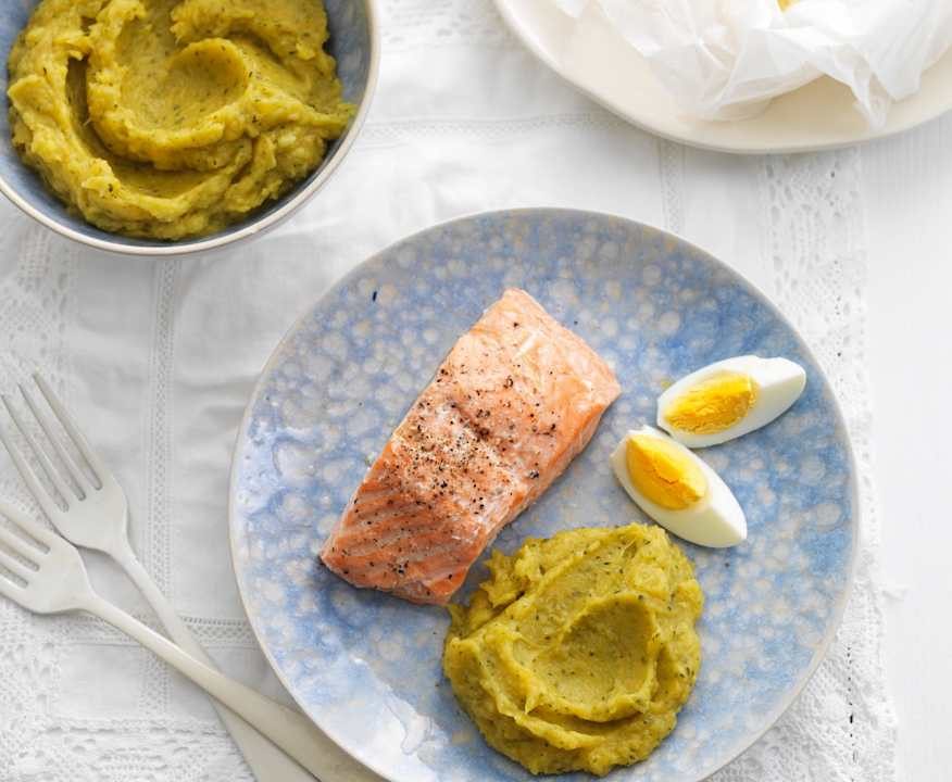 Salmone al vapore con purea di broccoli e patate Low Carb