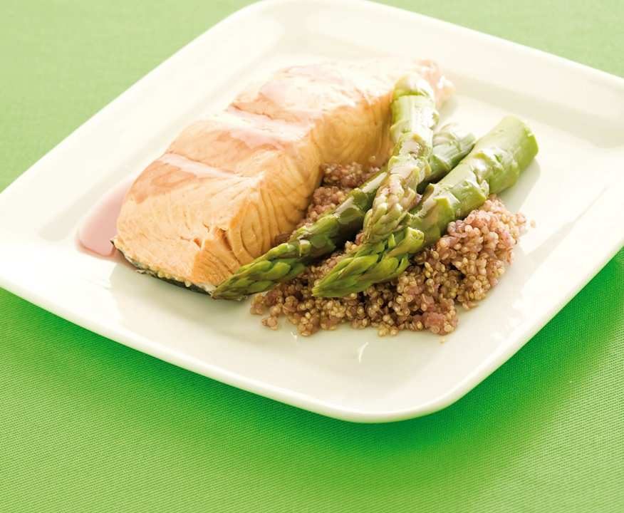 Salmone al vino con punte di asparagi e quinoa Protein