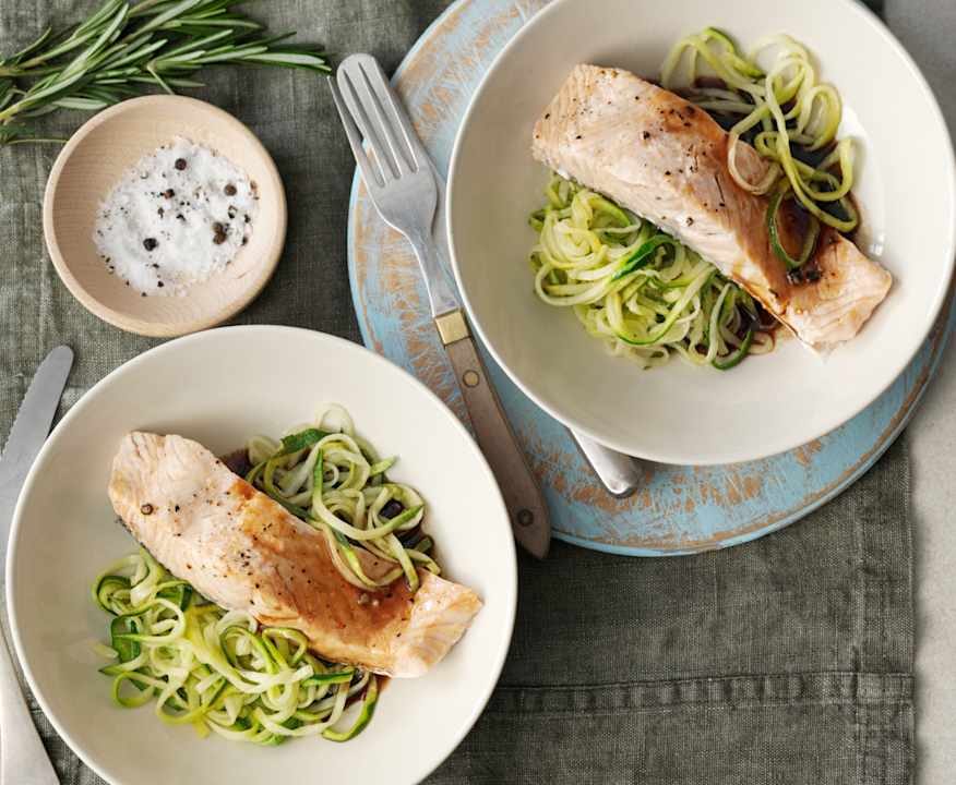 Salmone all'aceto balsamico con spaghetti di zucchina