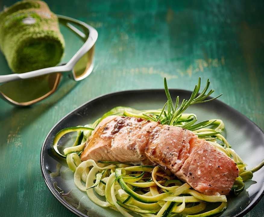 Salmone balsamico su noodles di zucchine