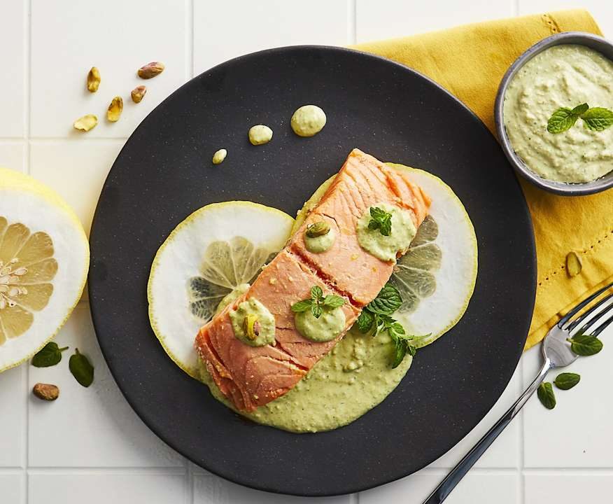 Salmone con pesto leggero di cedro e mandorle